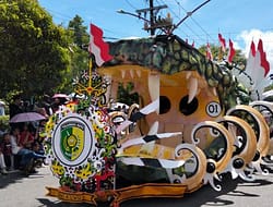 Festival Budaya Isen Mulang Tampilkan Karnaval Penuh Warna